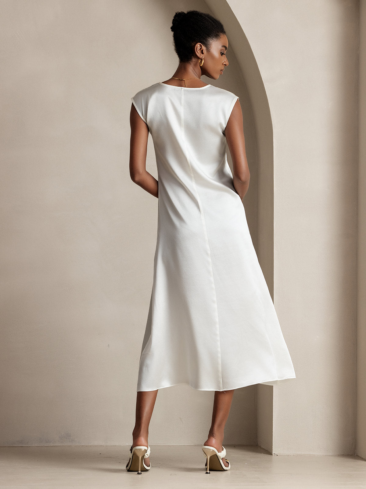 [White] SilkSilky-CA 19Momme Silk Round Neck Dress 002