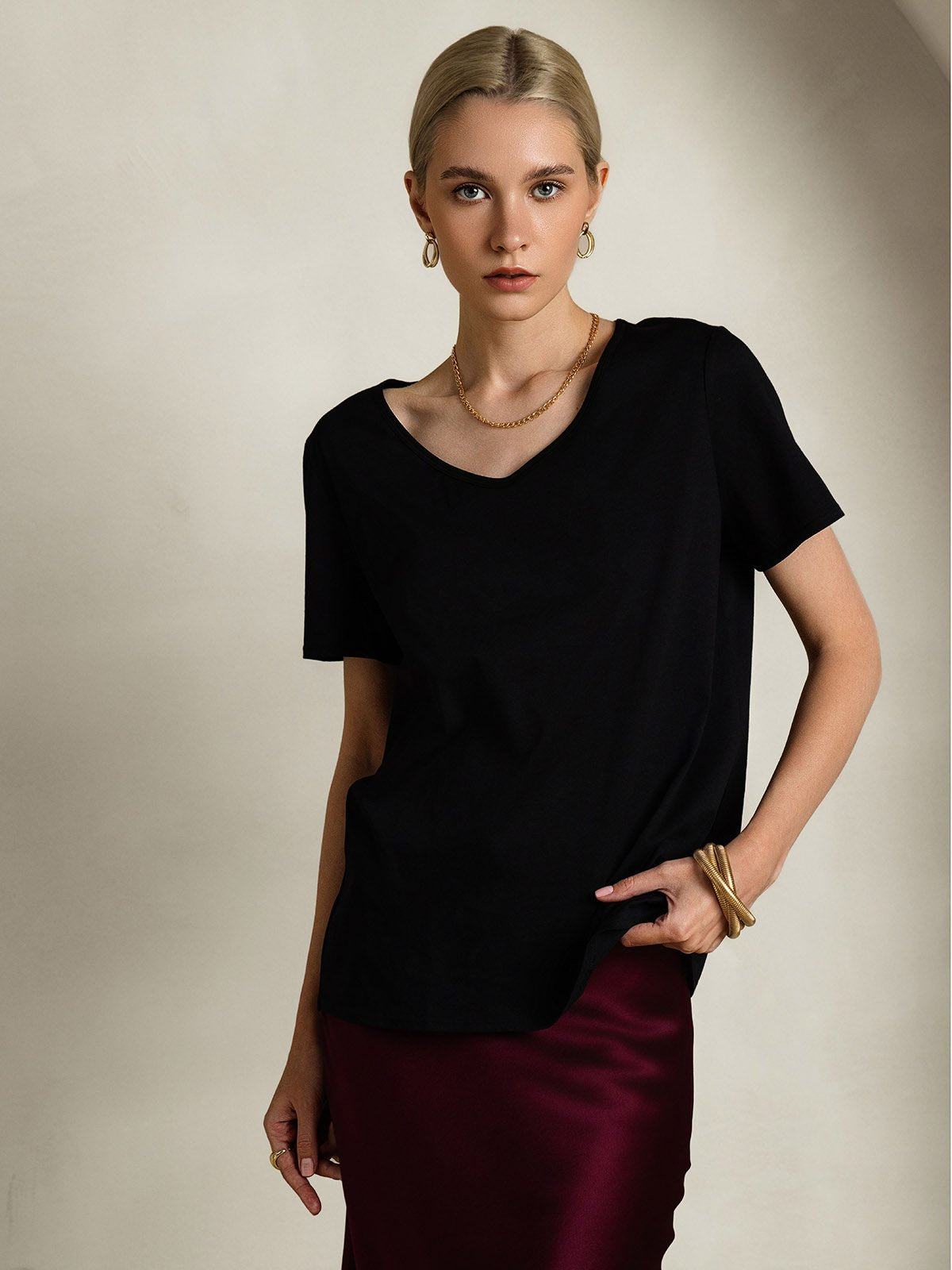 SilkSilky-CA Silk Short Sleeve V Neck Women's T-Shirt Black 001