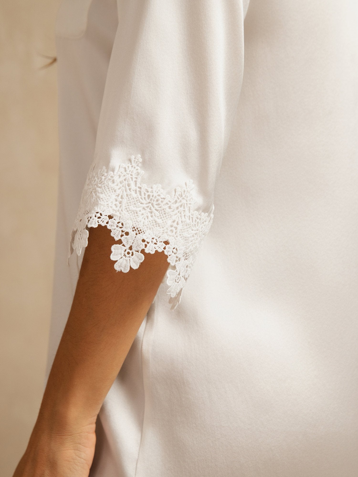 [White] SilkSilky-CA Pure Silk Lapel Collar Nightshirt 004