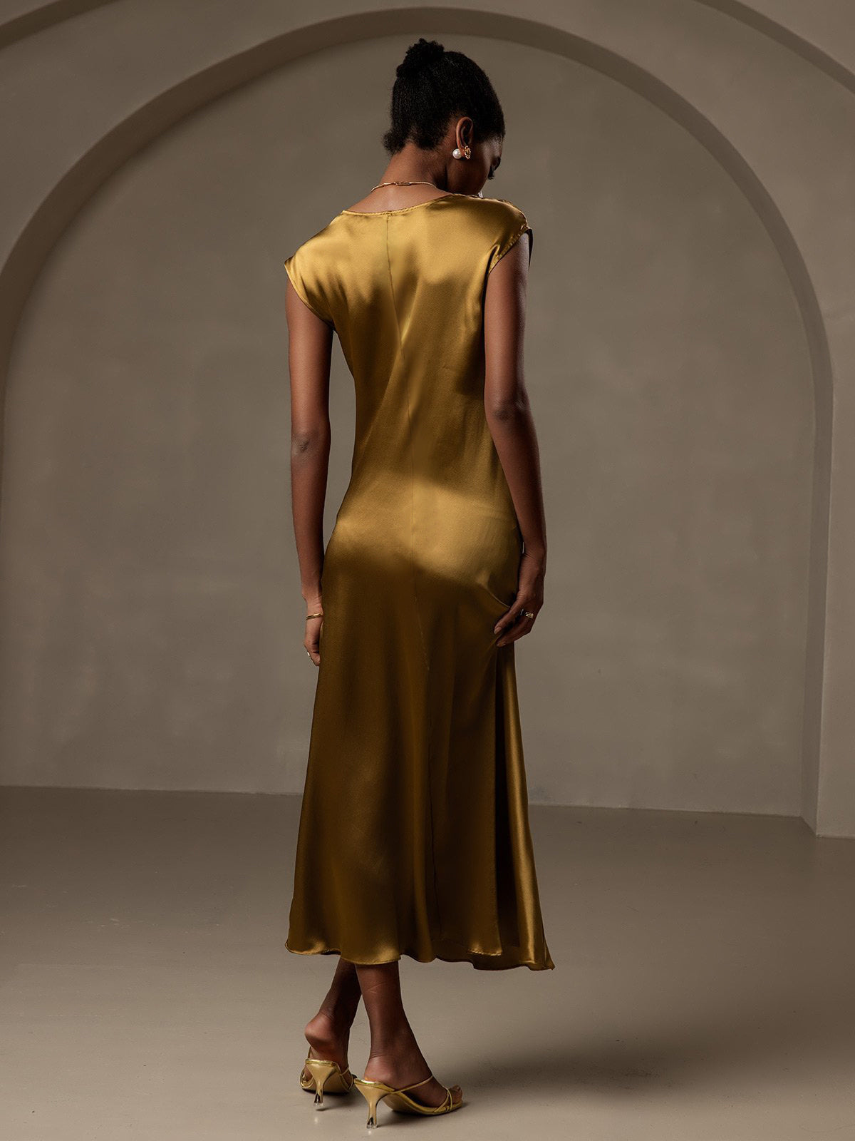 [Brown] SilkSilky-CA 19Momme Silk Round Neck Dress 002