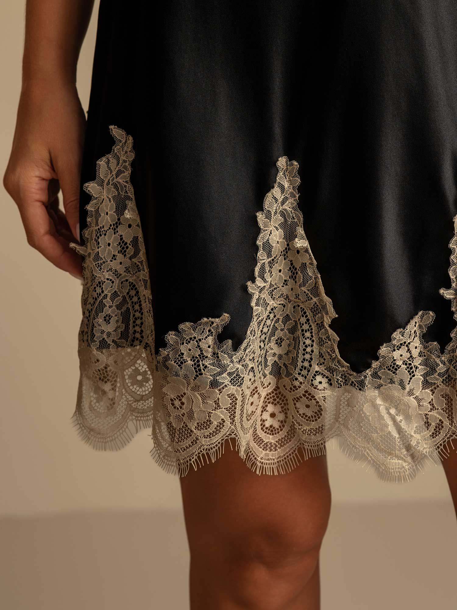 [Black+Beige] SilkSilky-CA Pure Silk V Neck Nightgown 005,