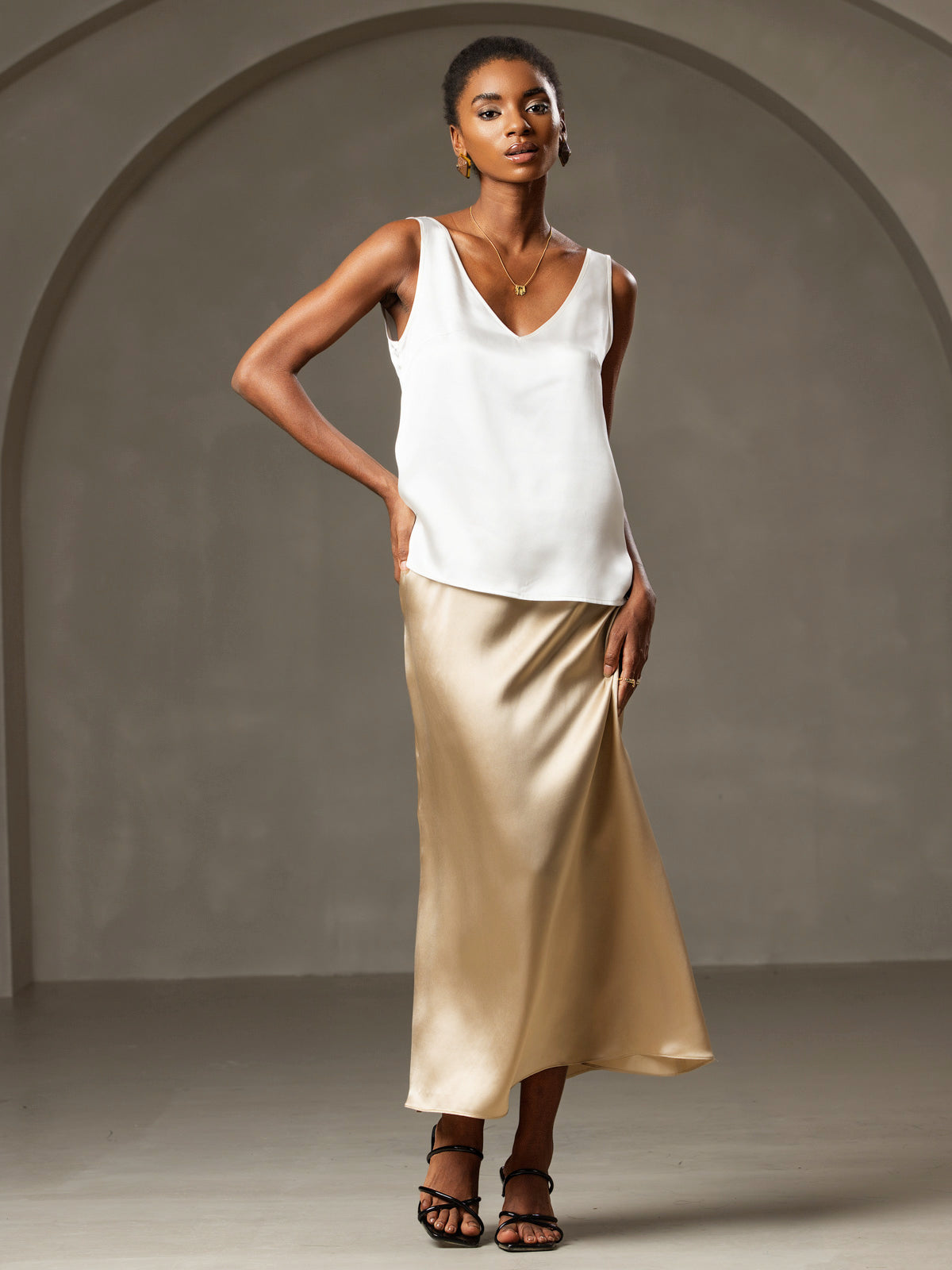 [White] SilkSilky-CA 19Momme Silk V Neck Camisole 001