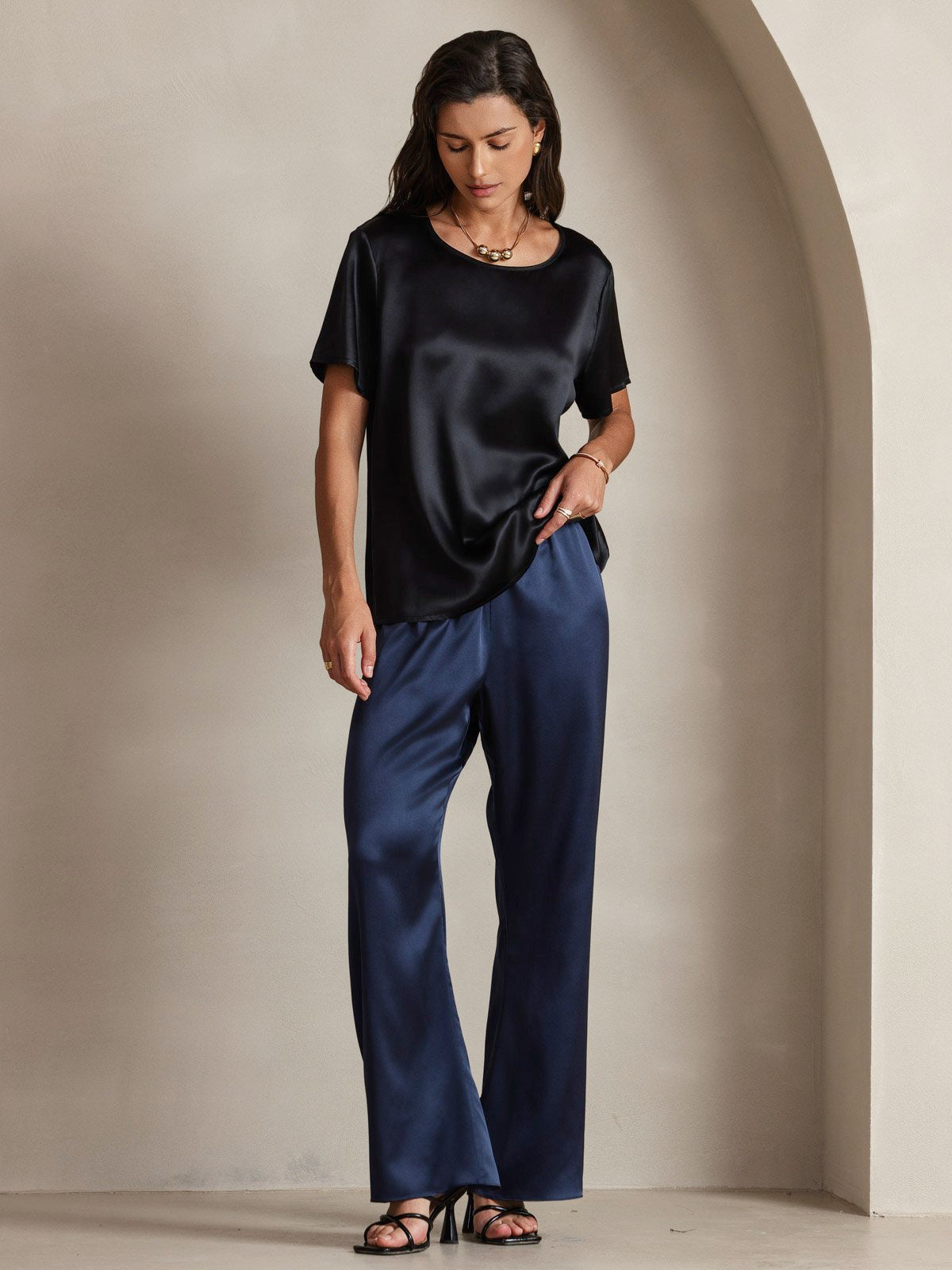SilkSilky-CA Pure Silk Short Sleeve Round Neck Women's T-Shirt Black 006