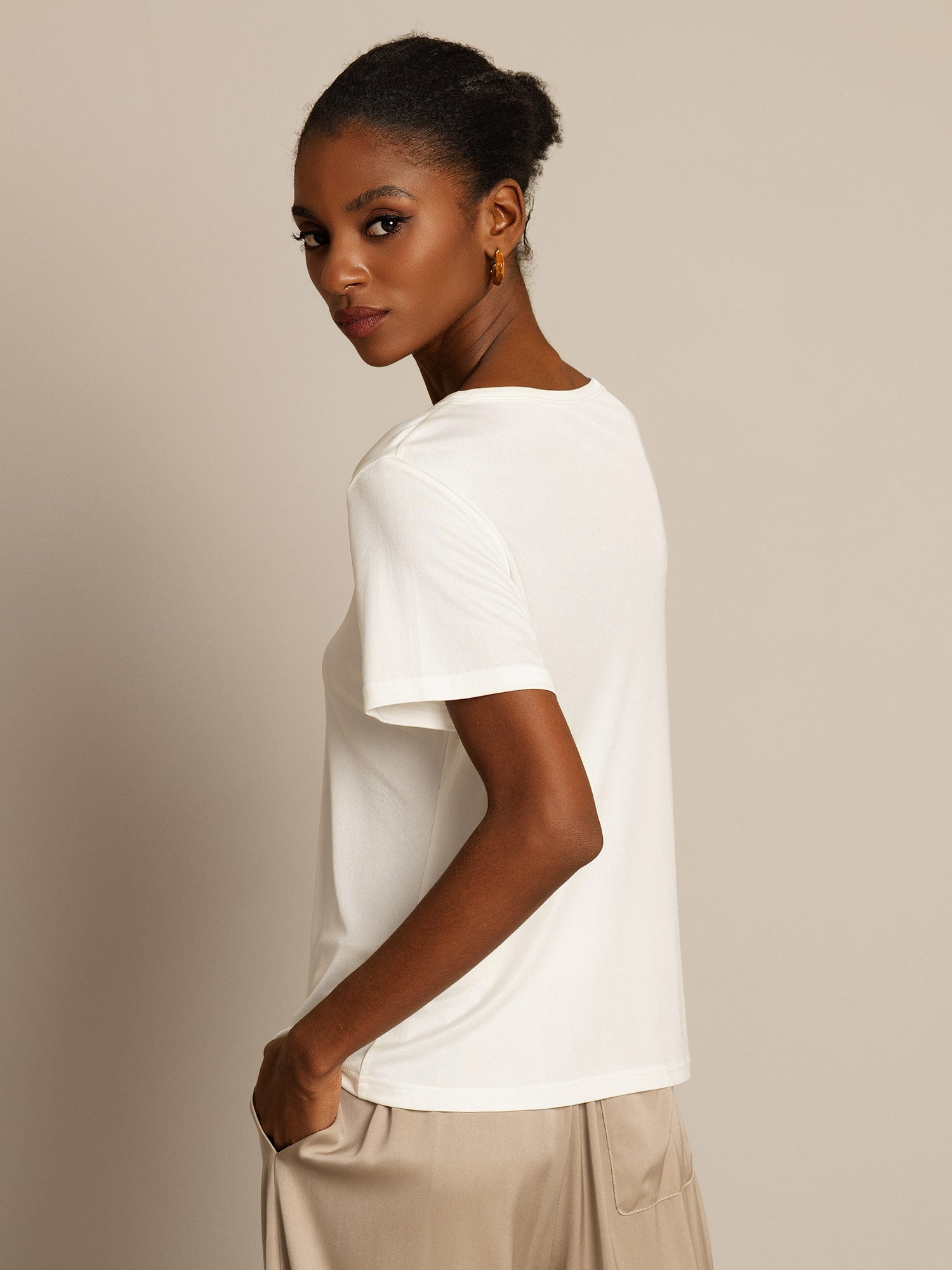 [White] SilkSilky-CA Short Sleeve Round Neck Women's T-Shirt 002