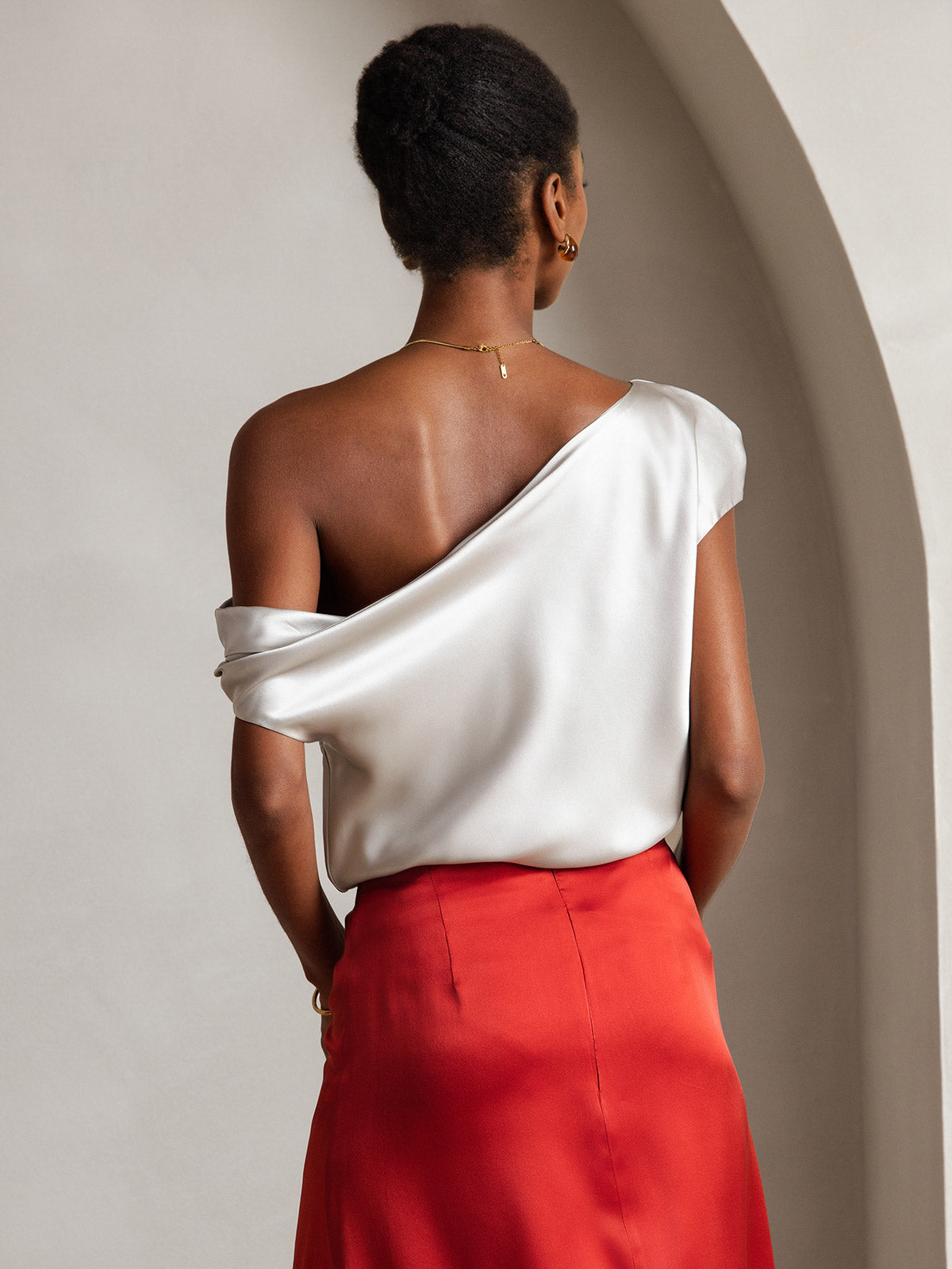 [Light Gray] SilkSilky-CA 19Momme Silk One Shoulder Women's T-Shirt 002