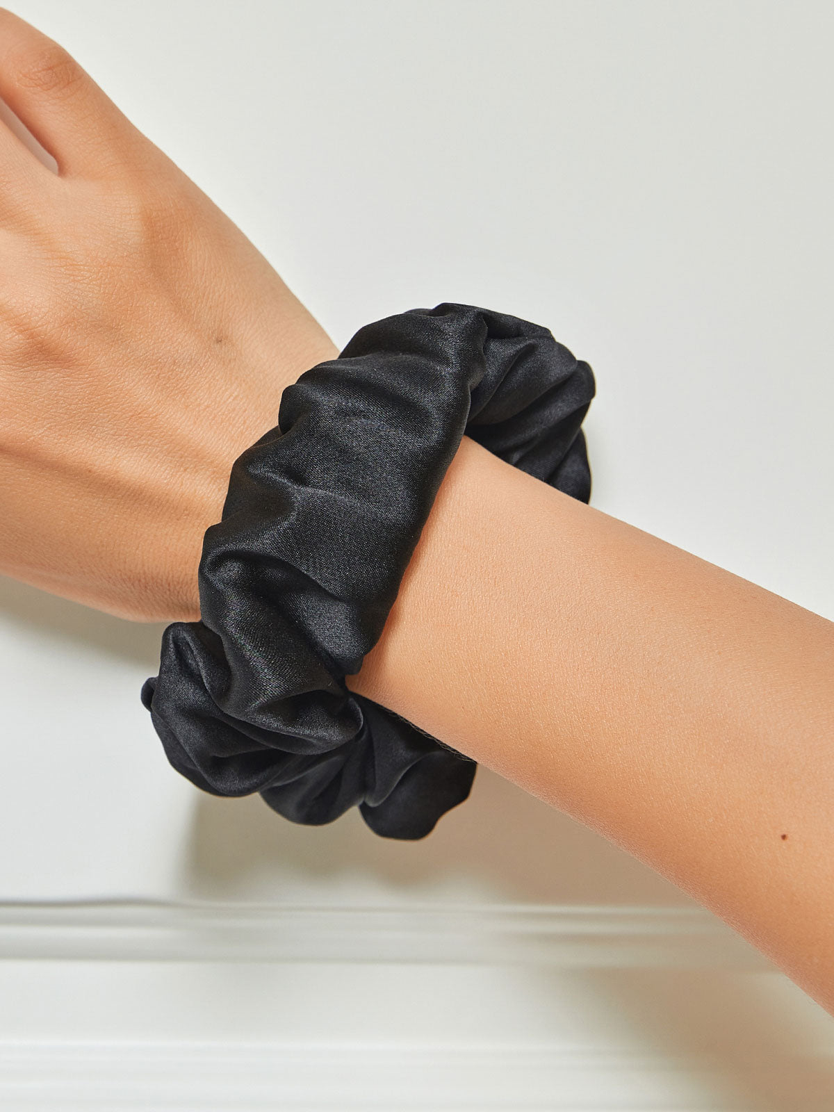 [Black] SilkSilky-CA 19Momme Pure Silk Scrunchie 001