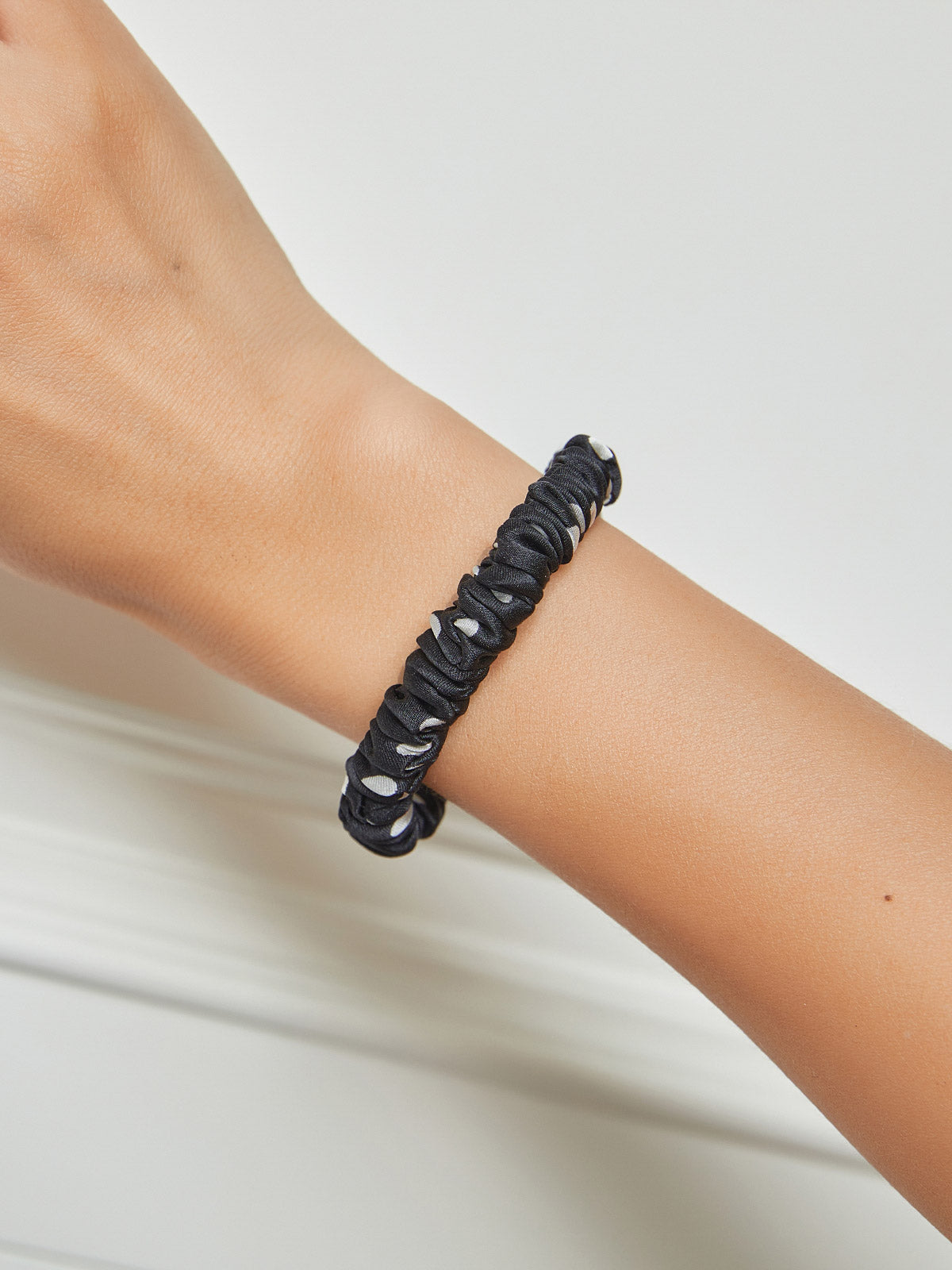 [Black] SilkSilky-CA Pure Silk Scrunchie 001
