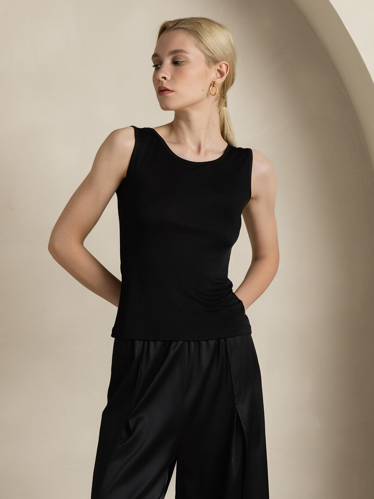 [Black] SilkSilky-CA Silk Knitted Sleeveless Round Neck Women's T-Shirt 006