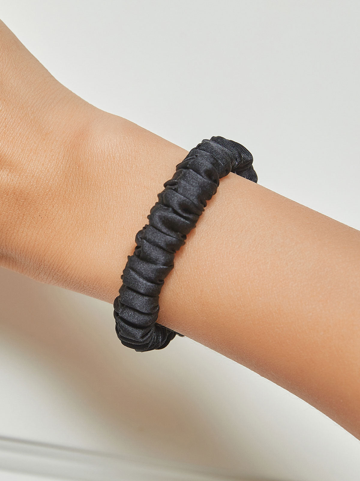 [Black] SilkSilky-CA 19Momme Scrunchie 001