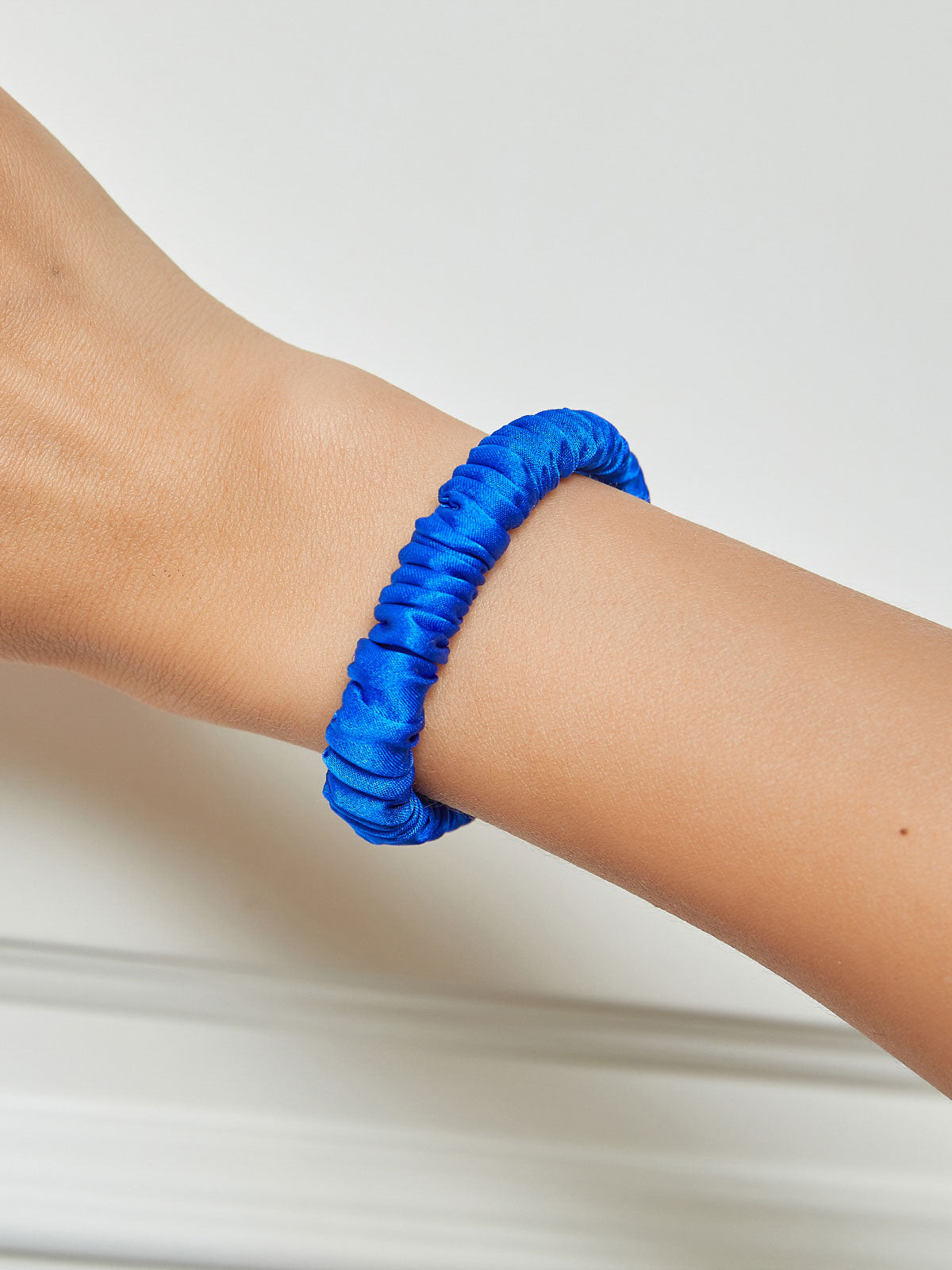 [Blue] SilkSilky-CA 19Momme Scrunchie 001