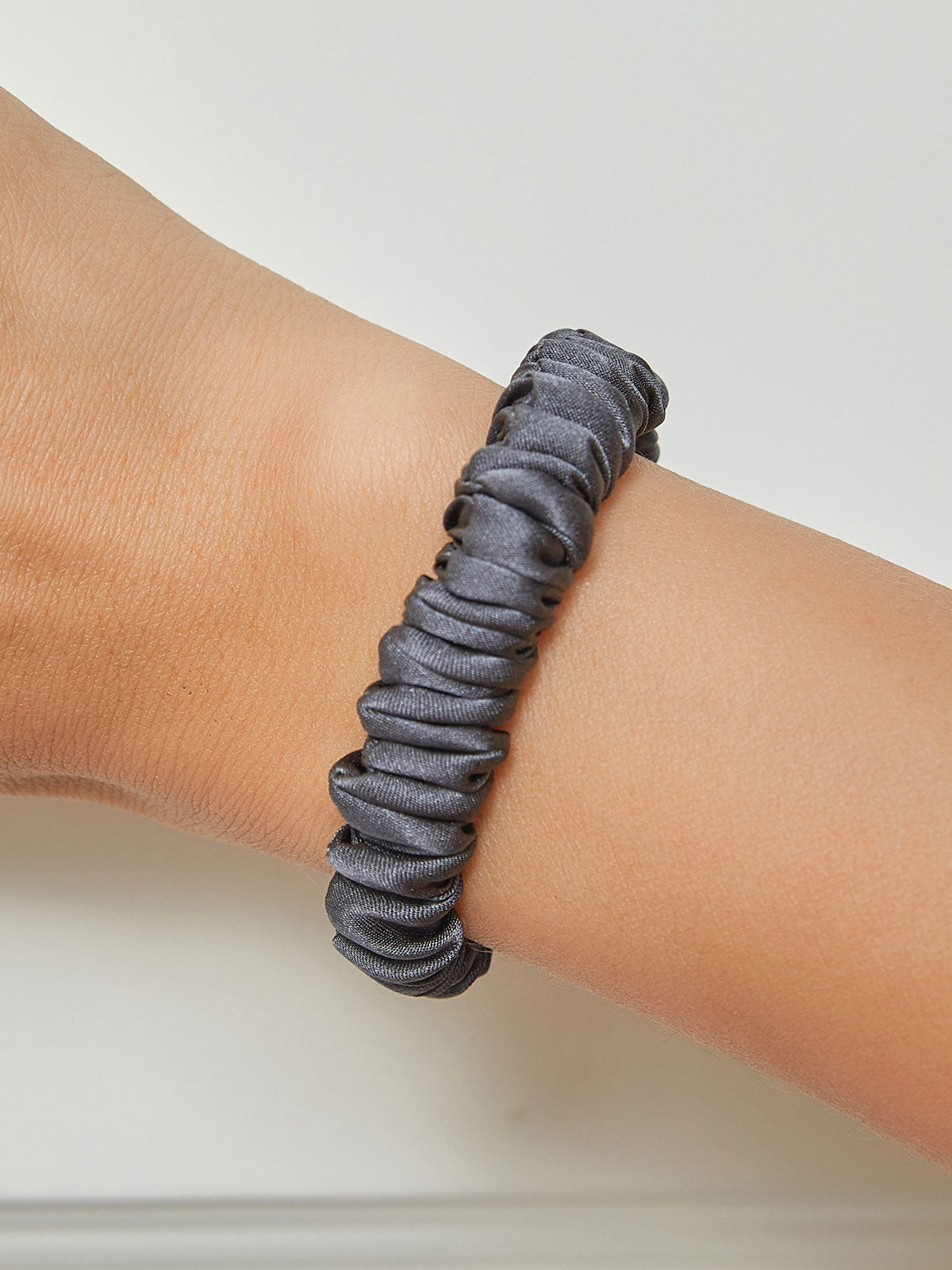 [Dark Gray] SilkSilky-CA 19Momme Pure Silk Scrunchie 001