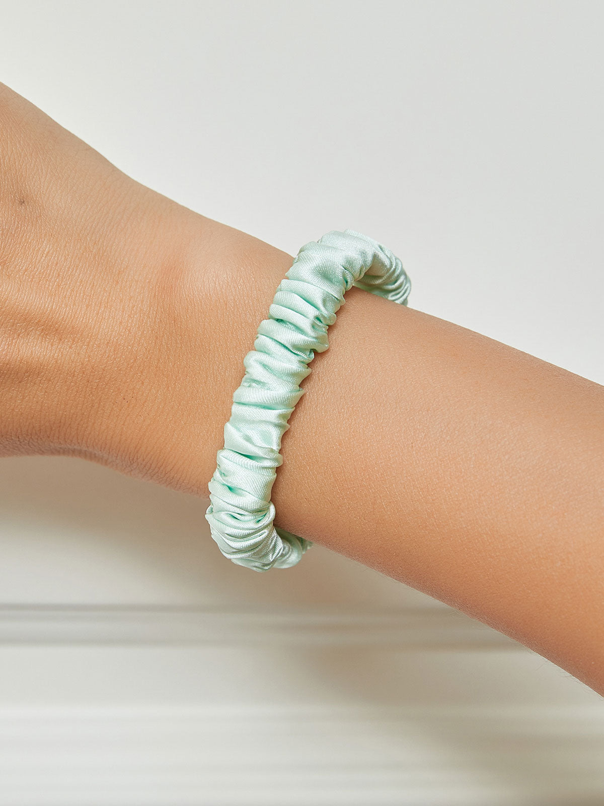 [Light Green] SilkSilky-CA 19Momme Scrunchie 001