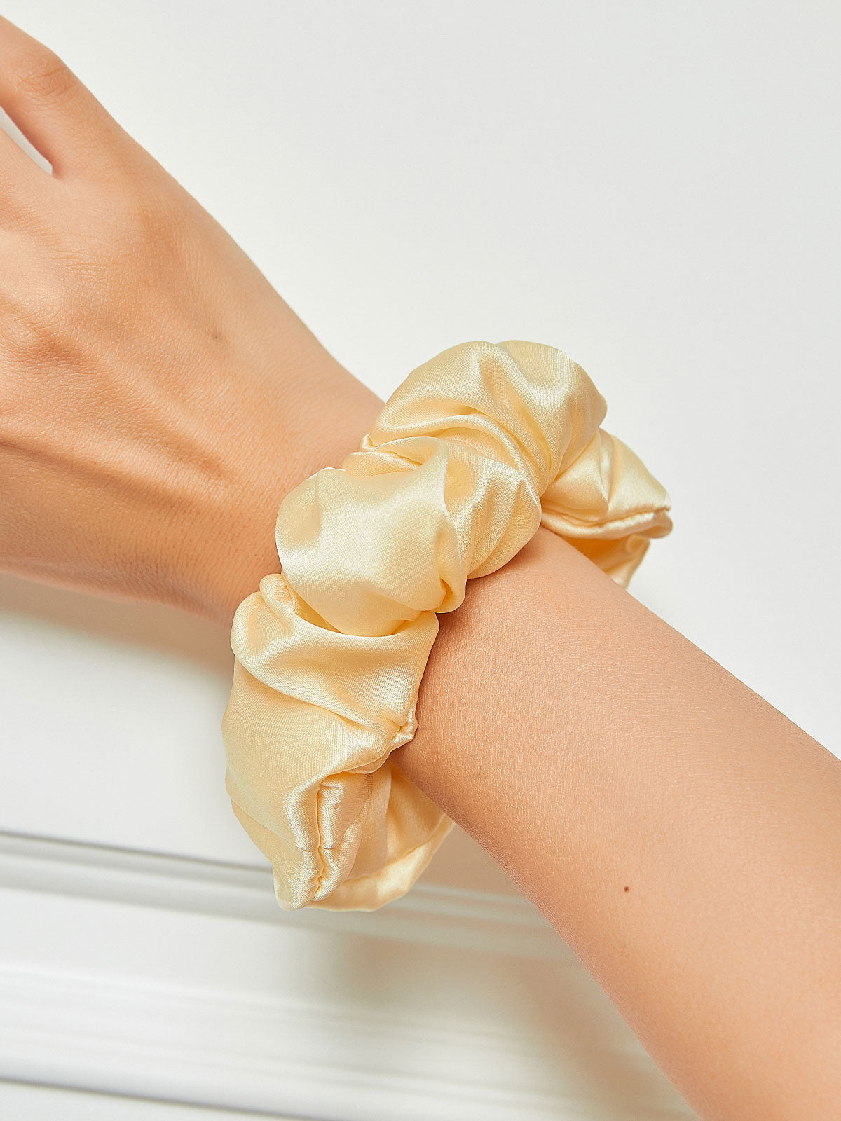 [Light Yellow] SilkSilky-CA 19Momme Pure Silk Scrunchie 001