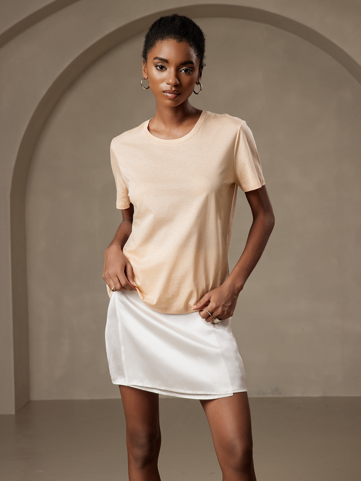 SilkSilky-CA Silk Knitted Short Sleeve Round Neck Women's T-Shirt Beige 003