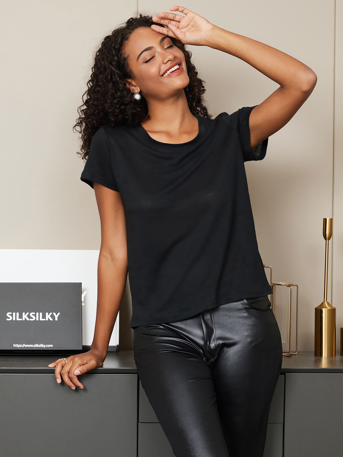 SilkSilky-CA Silk Knitted Short Sleeve Round Neck Women's T-Shirt Black 004