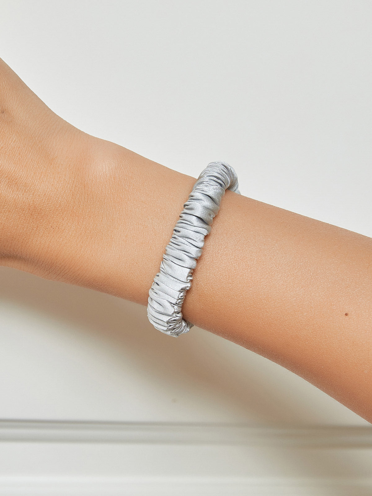 [Silver] SilkSilky-CA 19Momme Pure Silk Scrunchie 001