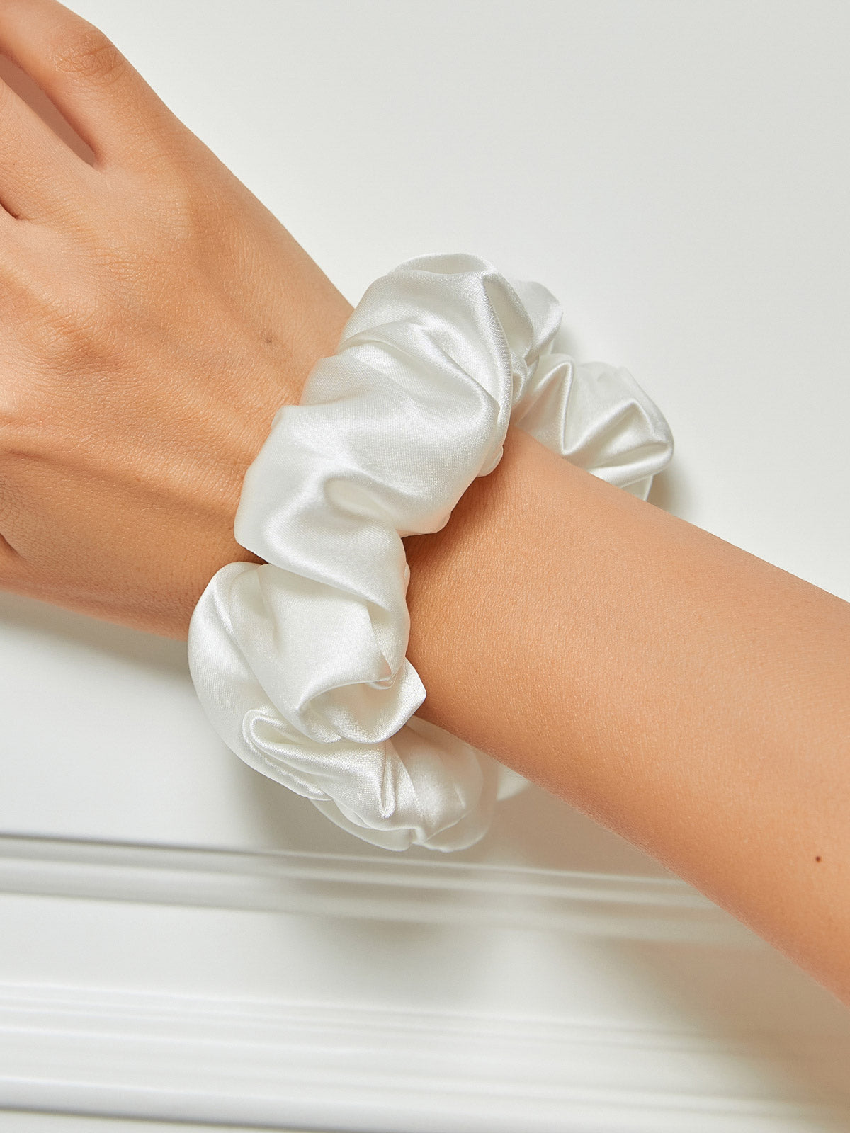 [White] SilkSilky-CA 19Momme Pure Silk Scrunchie 001