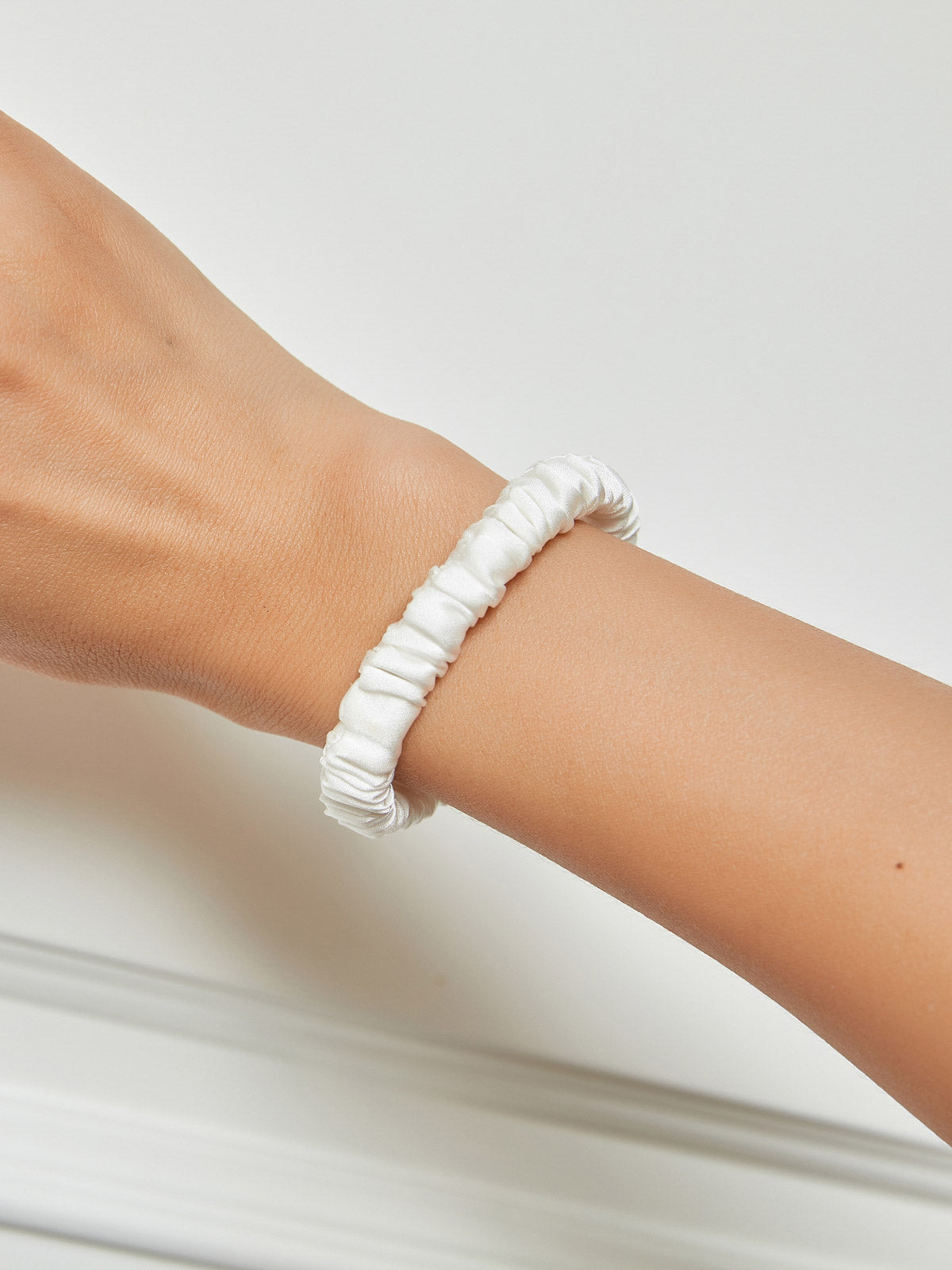 [White] SilkSilky-CA 19Momme Pure Silk Scrunchie 001
