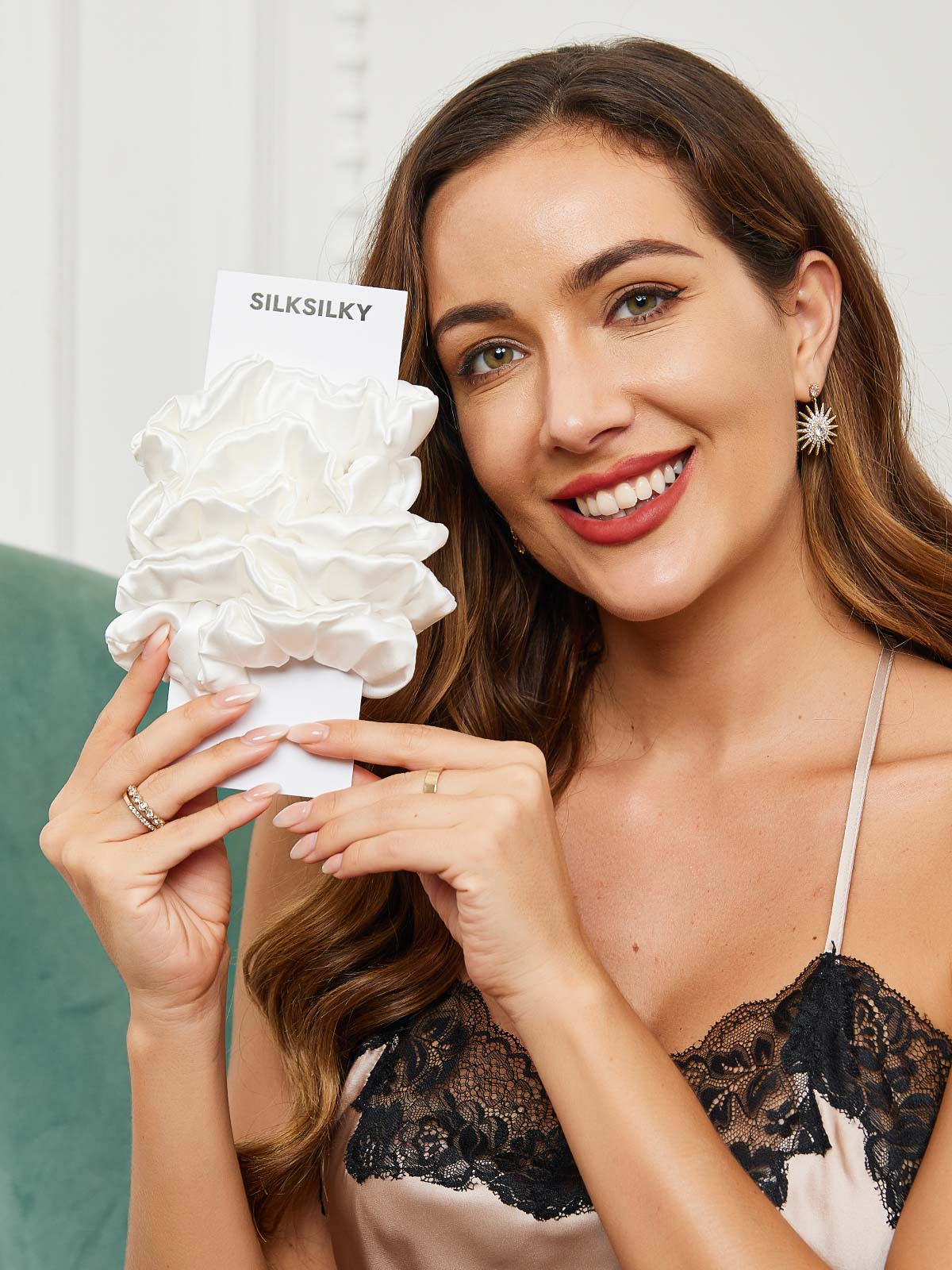 [White] SilkSilky-CA 19Momme Pure Silk Scrunchie 002