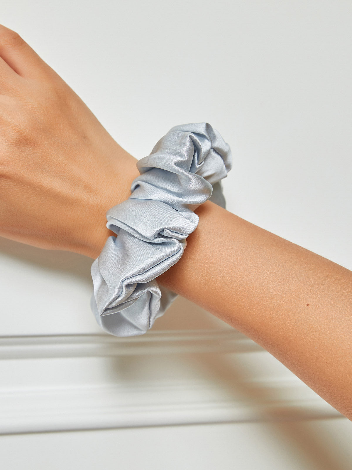 SilkSilky-CA 19Momme Pure Silk Scrunchie Silver 001