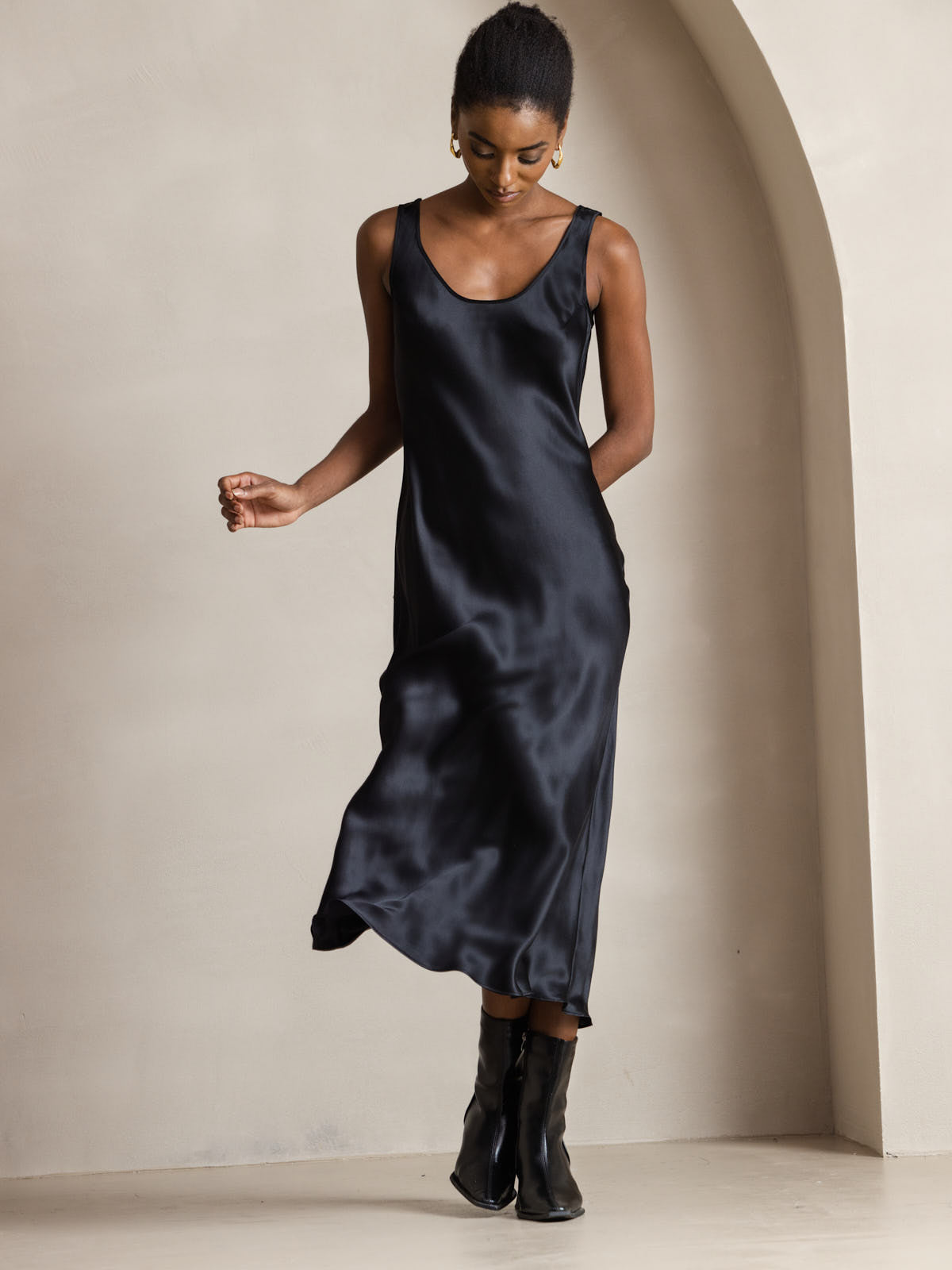 [Black] SilkSilky-CA Pure Silk Boat Neck Dress 004