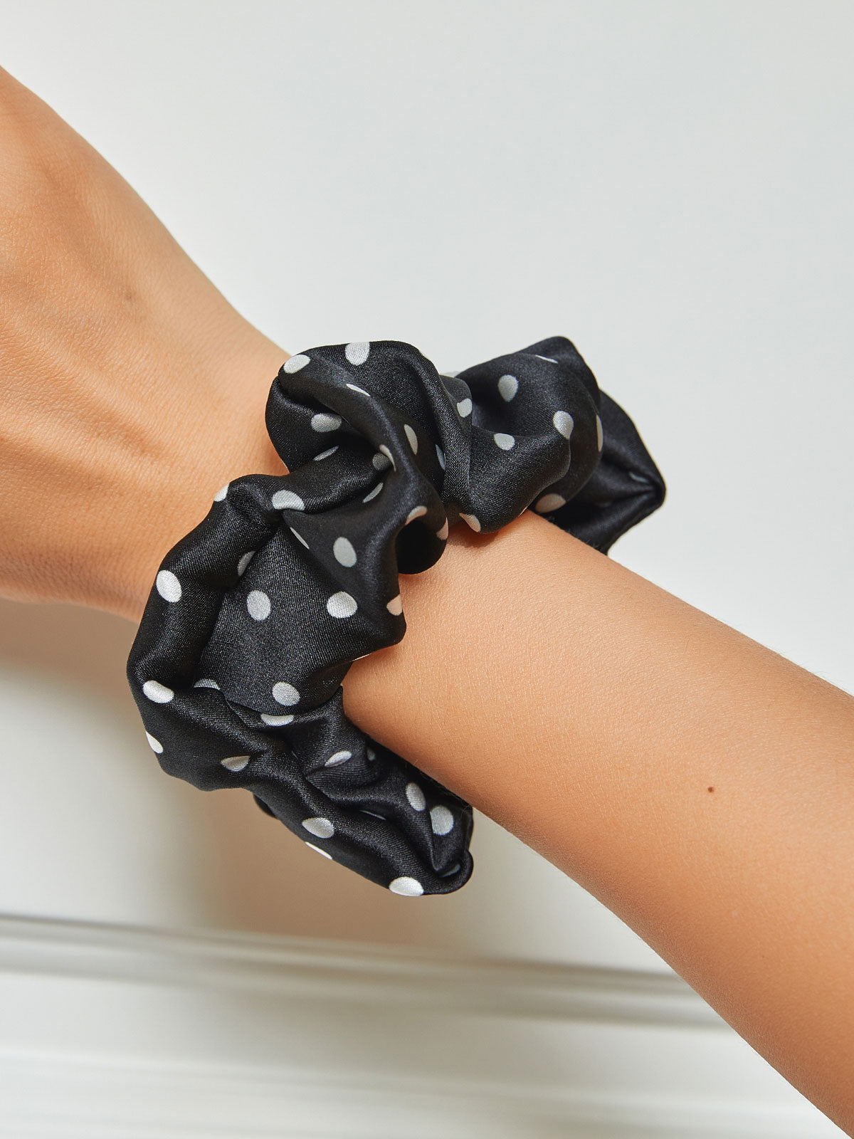 [Black] SilkSilky-CA 19Momme Pure Silk Scrunchie 001