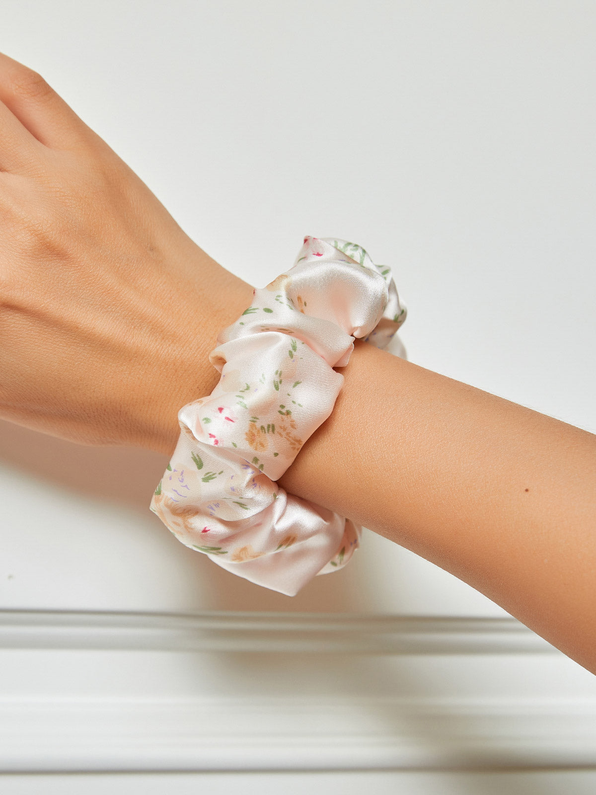 [Light Pink] SilkSilky-CA 19Momme Pure Silk Scrunchie 001